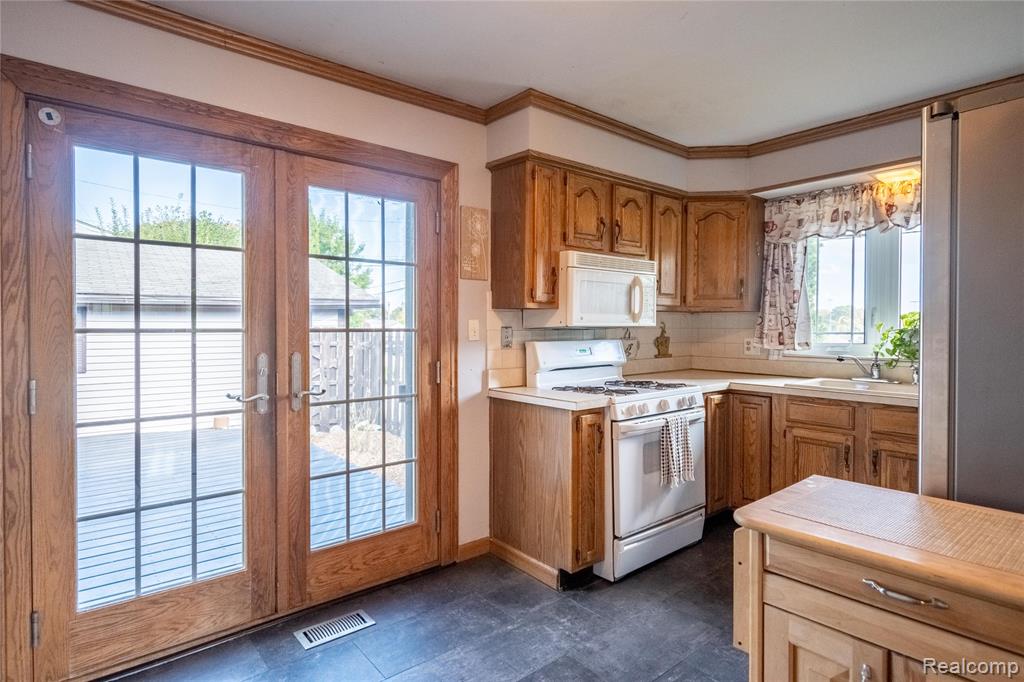908 W Elmwood Avenue, Clawson, MI — Photo 9