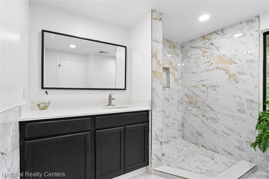7103 Pebble Park Drive, West Bloomfield, MI — Photo 34