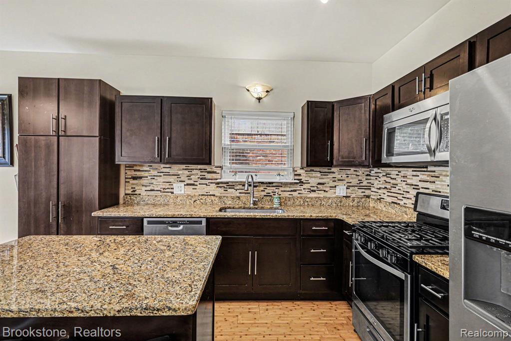 46561 Plum Grove Drive, Macomb, MI 48044 — Photo 7