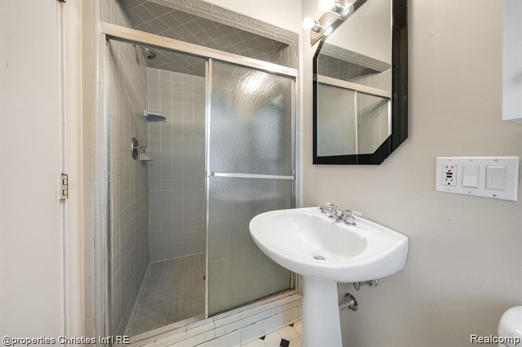 4912 S CLUNBURY Road, West Bloomfield, MI — Photo 24