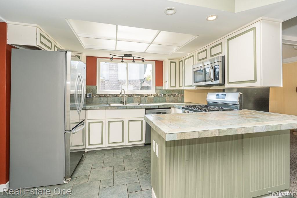 6621 Northpoint Drive, Troy, MI 48085 — Photo 24