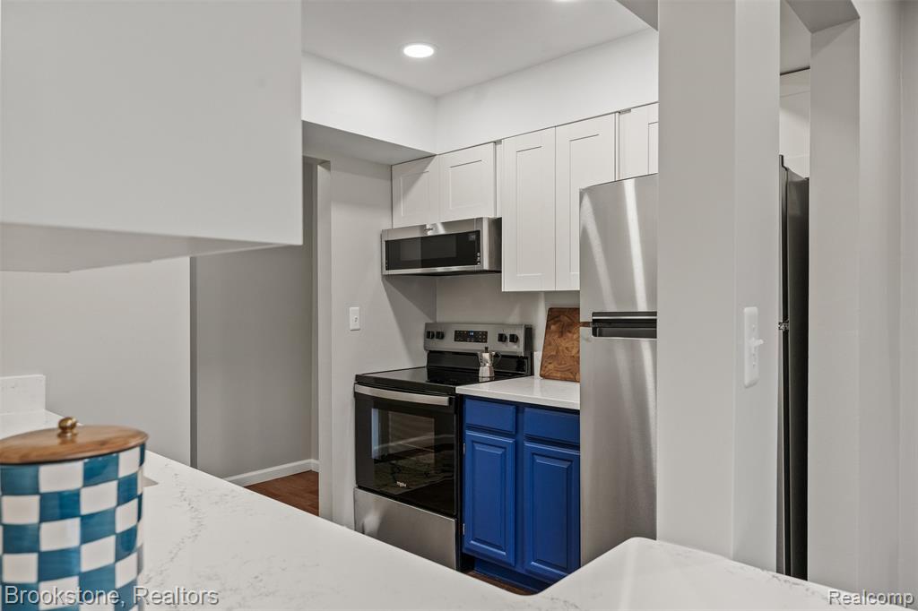 670 E Fox Hills Drive, Bloomfield Hills, MI 48304 — Photo 11