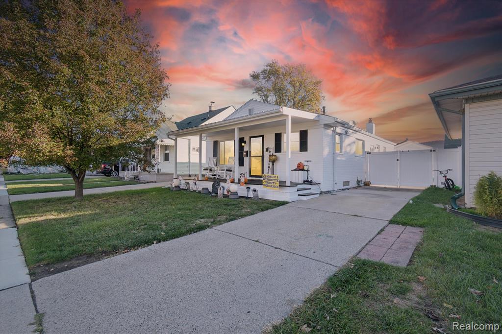 901 Cora Street, Wyandotte, MI 48192 — front exterior