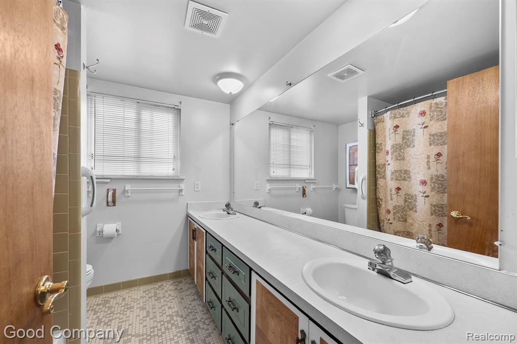 4215 Nickolas Drive, Sterling Heights, MI 48310 — Photo 23