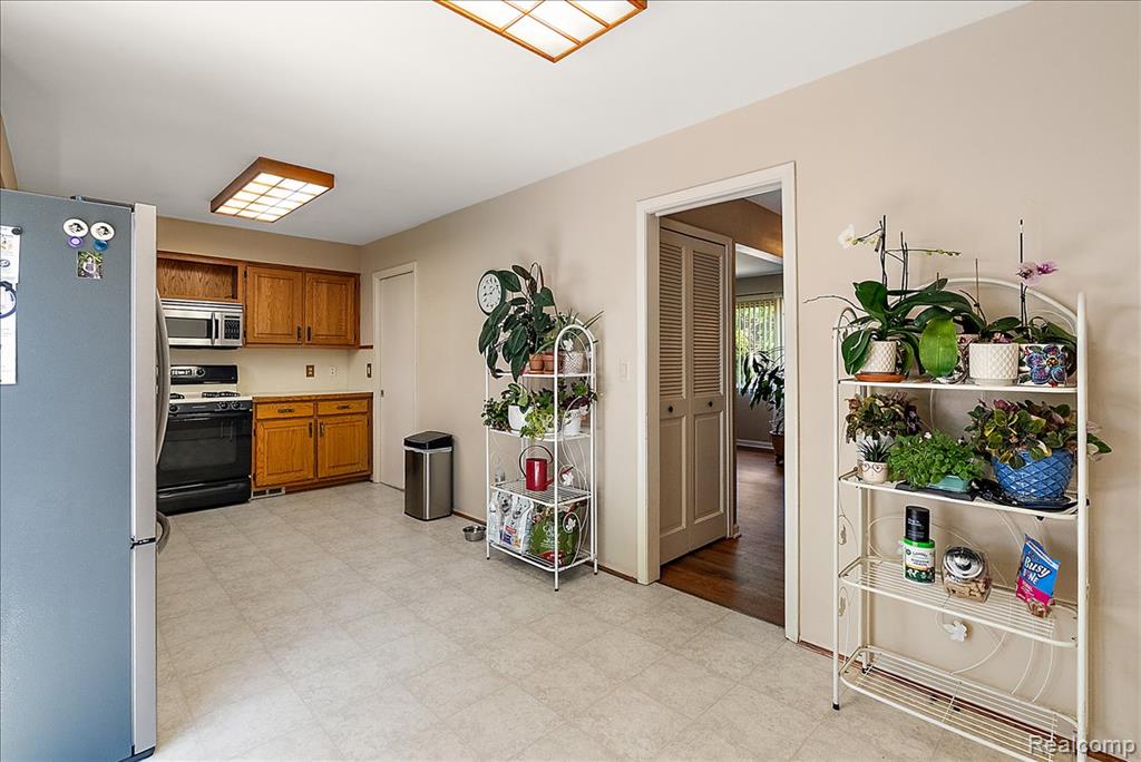 5242 Mansfield Avenue, Sterling Heights, MI 48310 — Photo 12