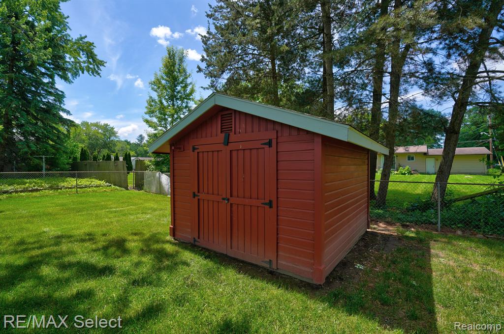 4460 DIXON Drive, Swartz Creek, MI 48473 — Photo 8