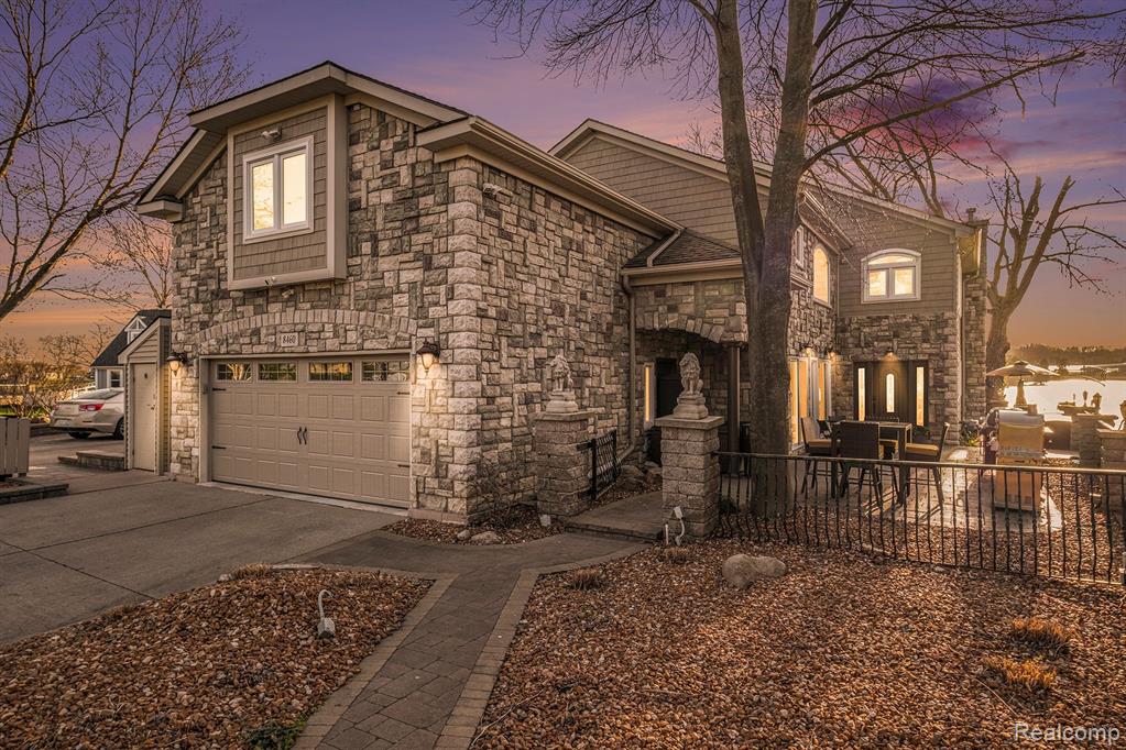 8460 WOODLAND SHORE Drive, Brighton, MI 48114 — Photo 12