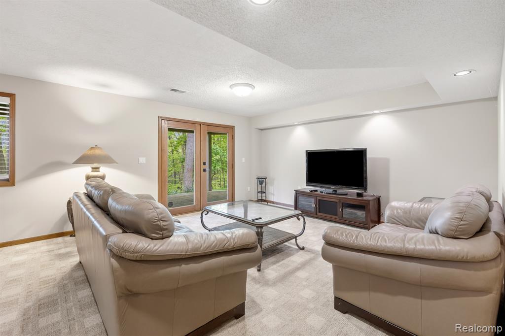 2484 PINE HOLLOW Trail, Brighton, MI 48114 — Photo 28