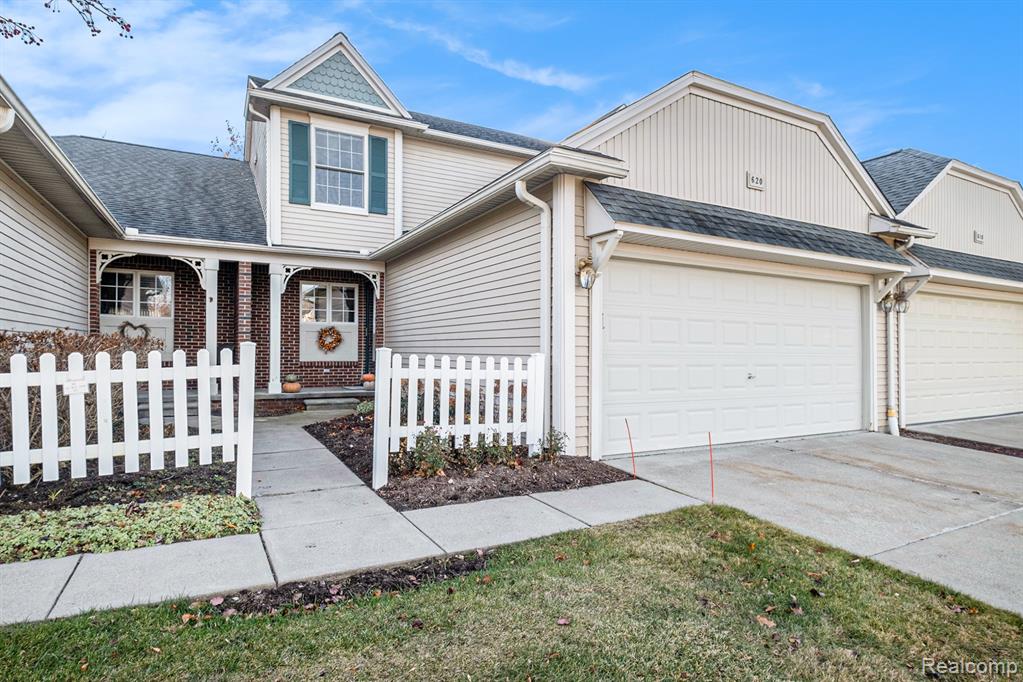 620 Shoreline Drive, Fenton, MI 48430 — front exterior