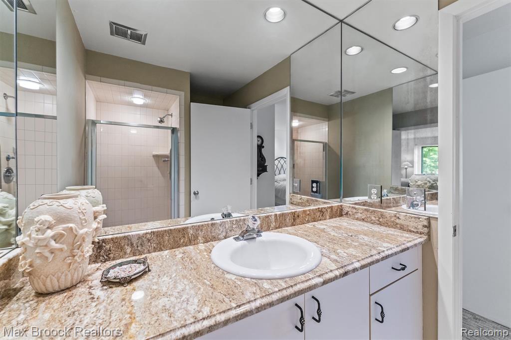 5725 Ridgewood Road, West Bloomfield, MI — Photo 27