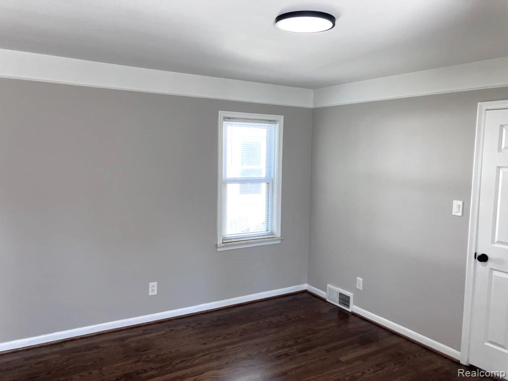 959 E SHEVLIN Avenue, Hazel Park, MI 48030 — Photo 11