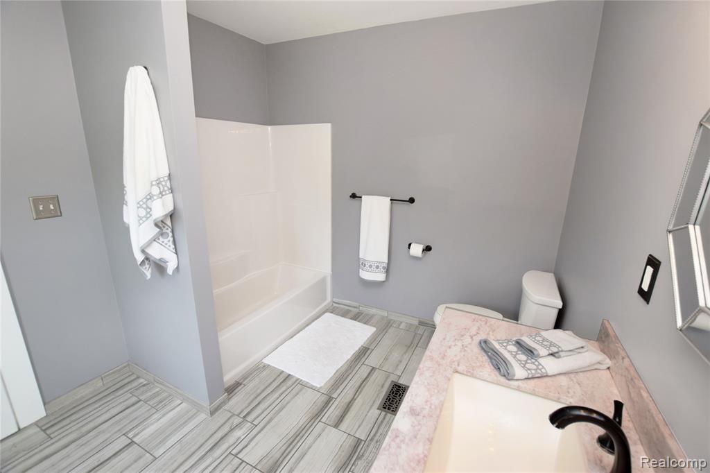 404 Adelaide, Fenton, MI 48430 — Photo 16