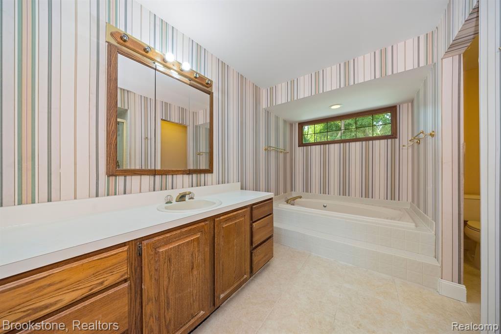 4237 WOODLANDS Lane, Orchard Lake Village, MI 48323 — Photo 22