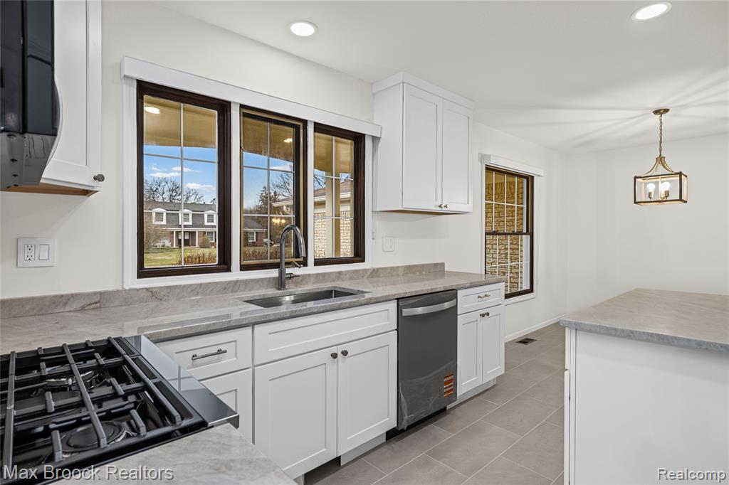 28977 Lake Park Dr. Drive, Farmington, MI 48331 — Photo 8