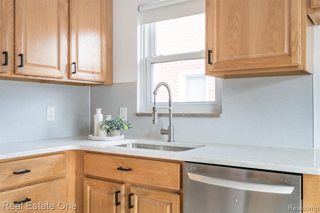 421 W Sunnybrook Drive, Royal Oak, MI 48073 — Photo 13