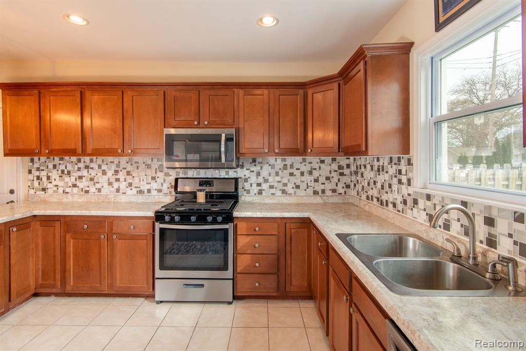 611 PLUM Street, Wyandotte, MI 48192 — Photo 12