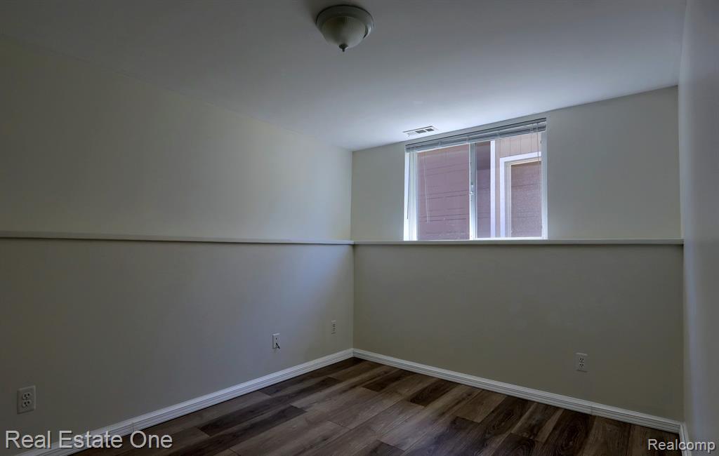 643 DETROIT Avenue, Lake Orion, MI 48362 — Photo 12