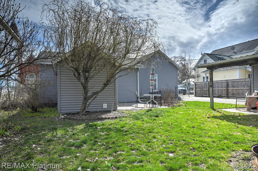 604 S LEROY Street, Fenton, MI 48430 — Photo 2