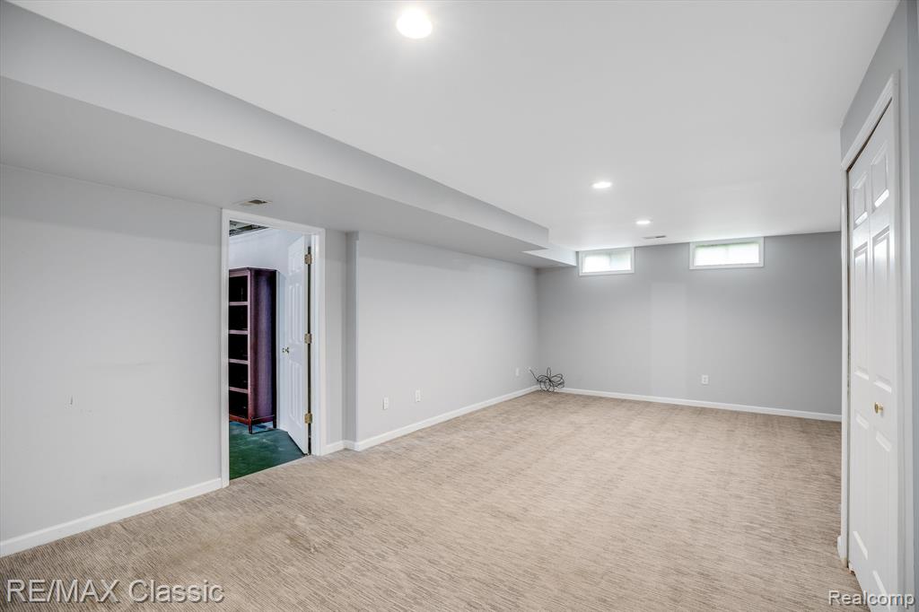916 VILLAGE Way, South Lyon, MI 48178 — Photo 27
