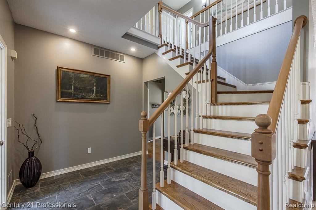 5492 E Alyssa Court, White Lake, MI 48383 — Photo 9