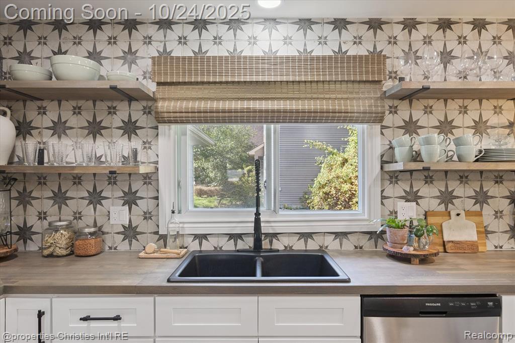 4066 Green Lake Road, West Bloomfield, MI 48324 — Photo 9