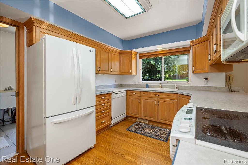 7400 Biscayne Avenue, White Lake, MI 48383 — Photo 10