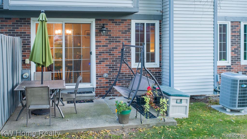 606 WINWOOD Circle, Walled Lake, MI 48390 — Photo 32