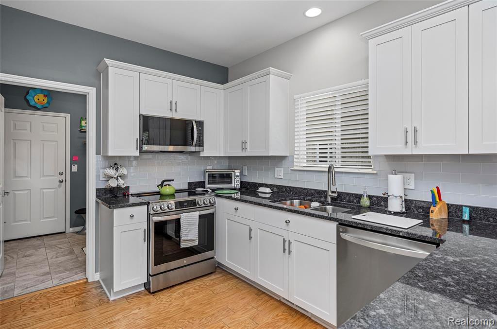 30289 Berghway Trail, Warren, MI 48092 — Photo 14