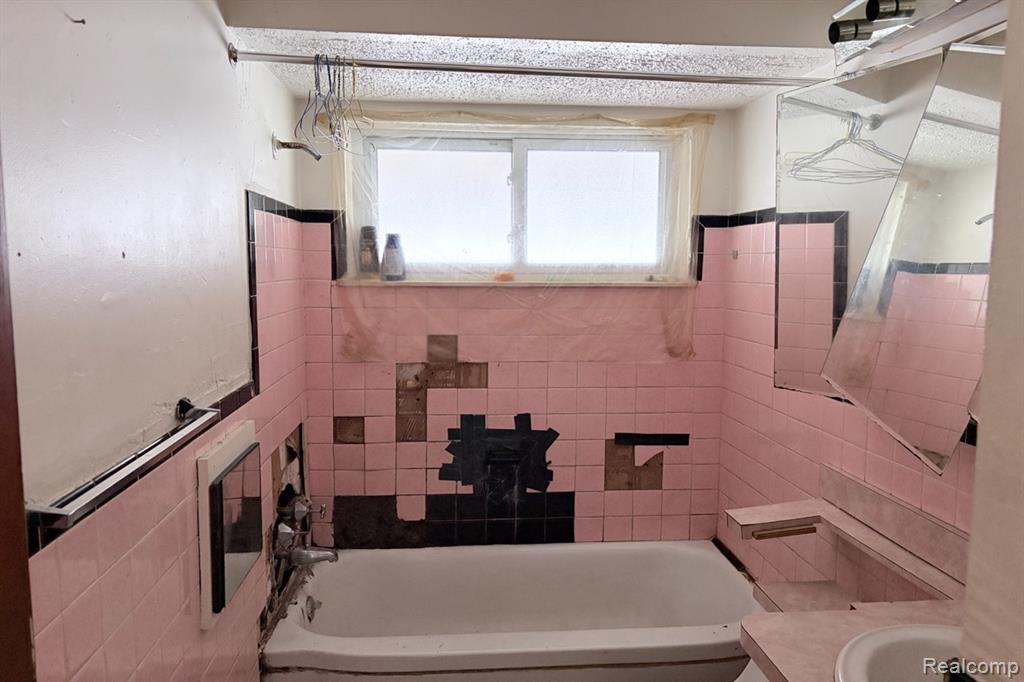 9377 Bessemore Street, Detroit, MI 48213 — Photo 10