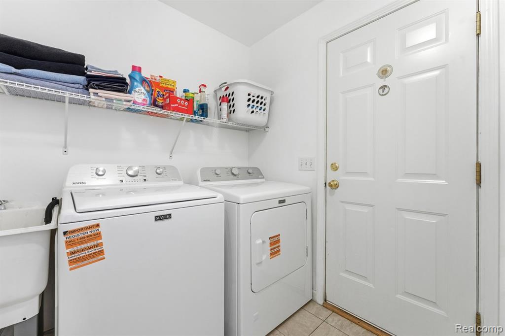 23664 W Lake Circle, Brownstown, MI 48183 — Photo 11