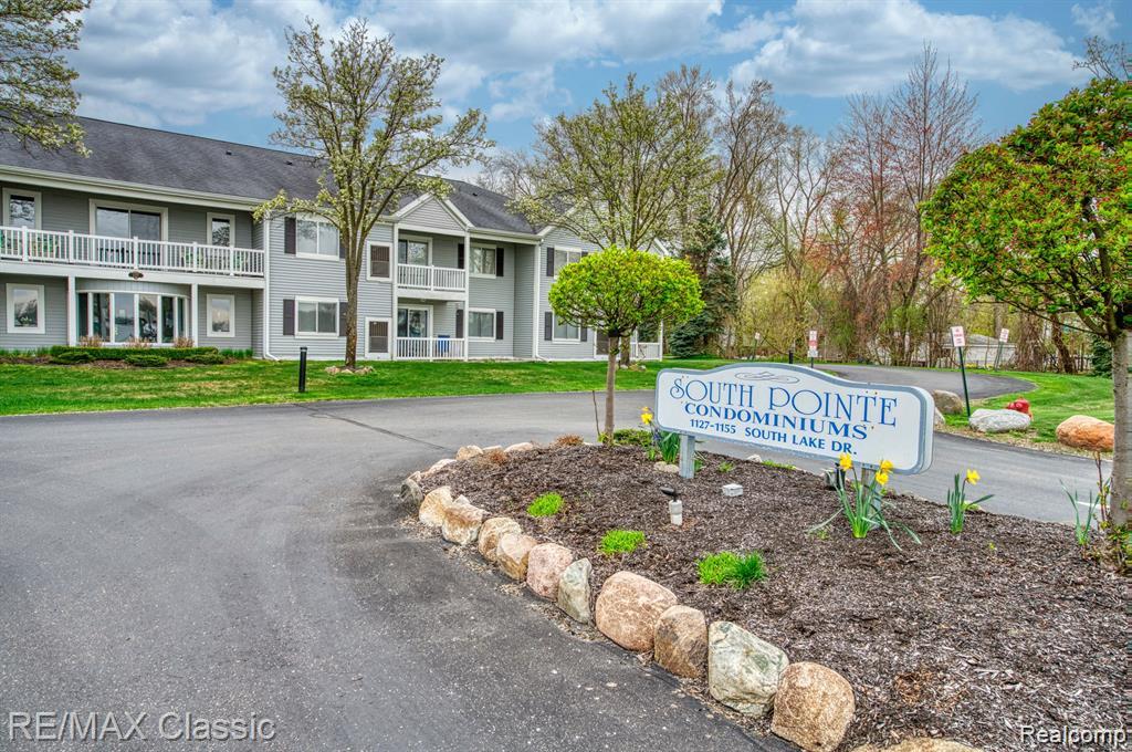 1155 S Lake Drive, 57, Novi, MI 48377 — Photo 2