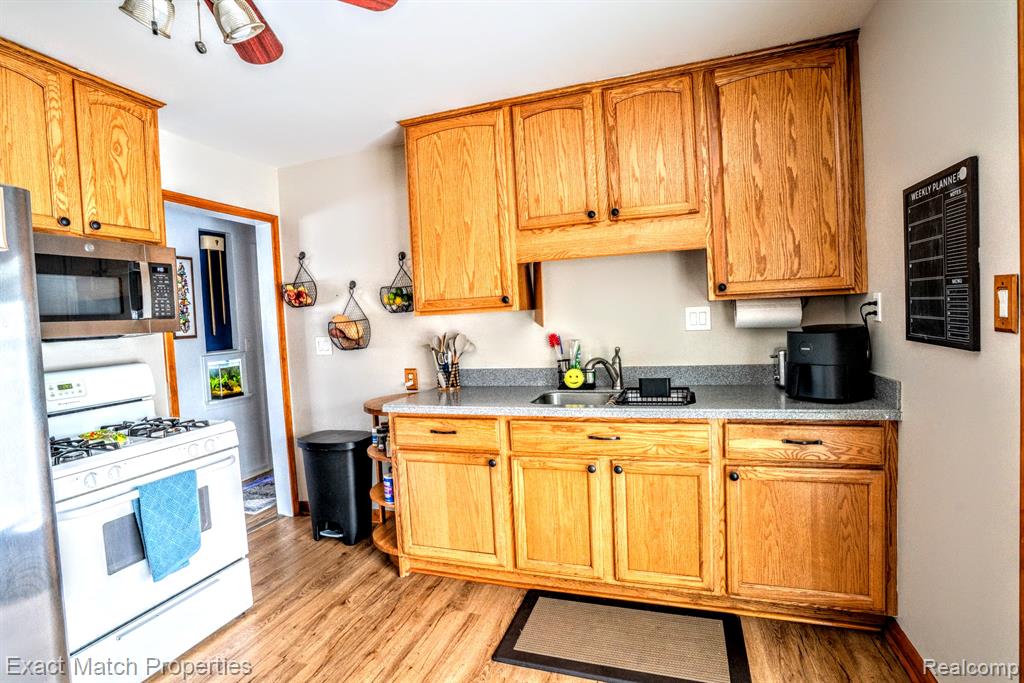 102 E Cornell Avenue, Pontiac, MI 48340 — Photo 9