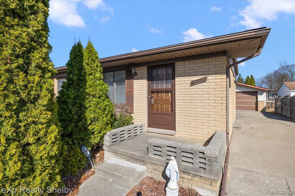 39622 UNIVERSITY Drive, Sterling Heights, MI 48310 — Photo 5