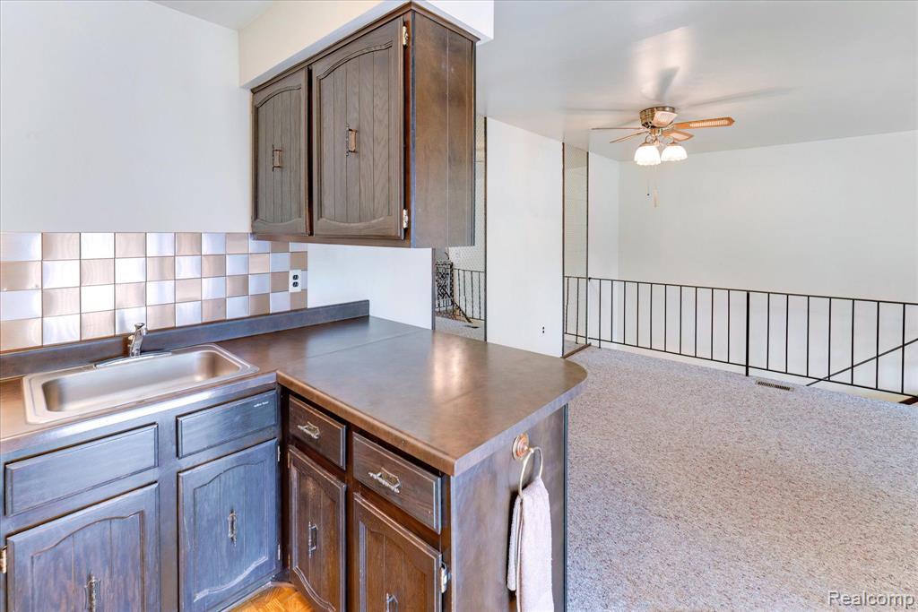 2702 ROUNDTREE Drive, Troy, MI 48083 — Photo 12