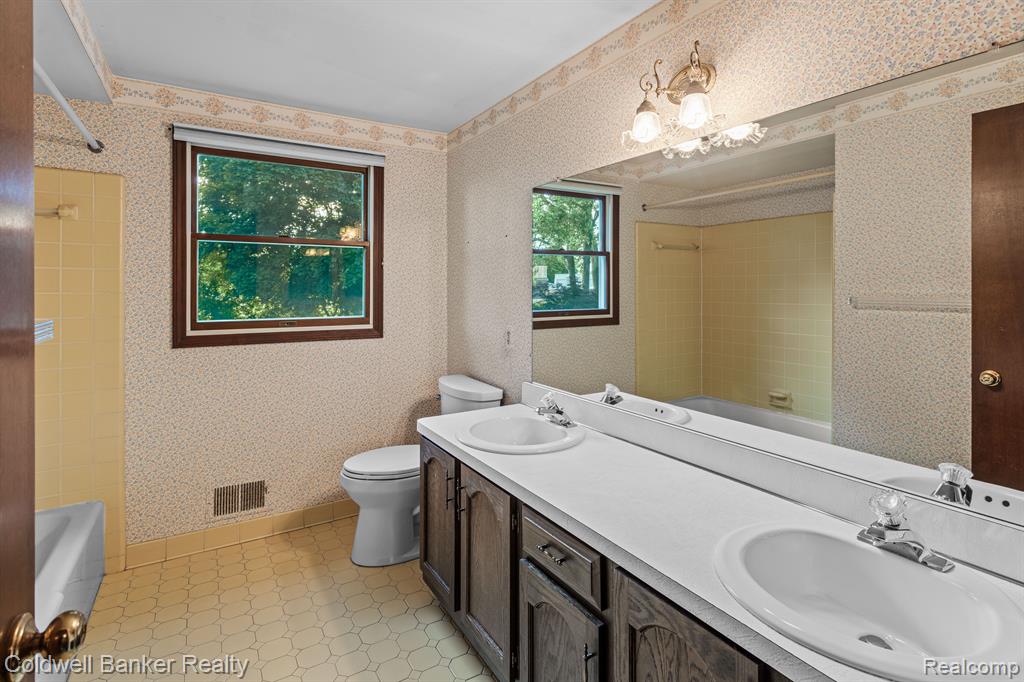 16235 WINCHESTER Drive, Northville, MI 48168 — Photo 38