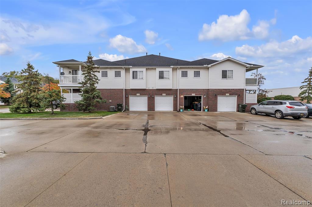 5589 TWIN OAKS Drive, Sterling Heights, MI 48314 — Photo 36
