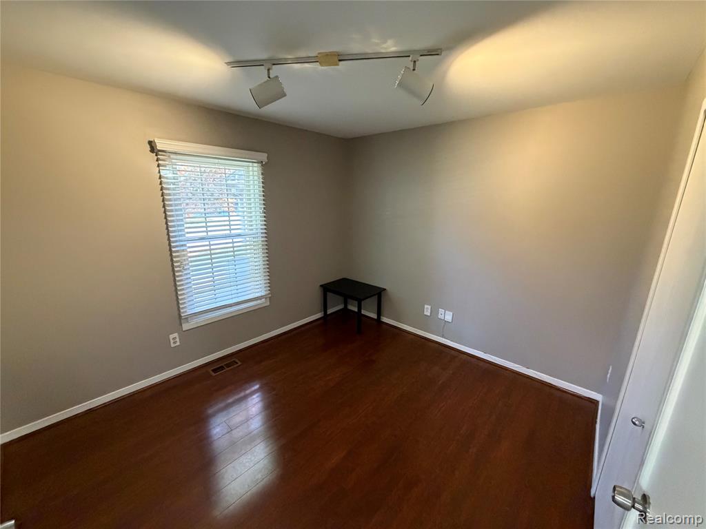 39588 Squire, Novi, MI — Photo 31