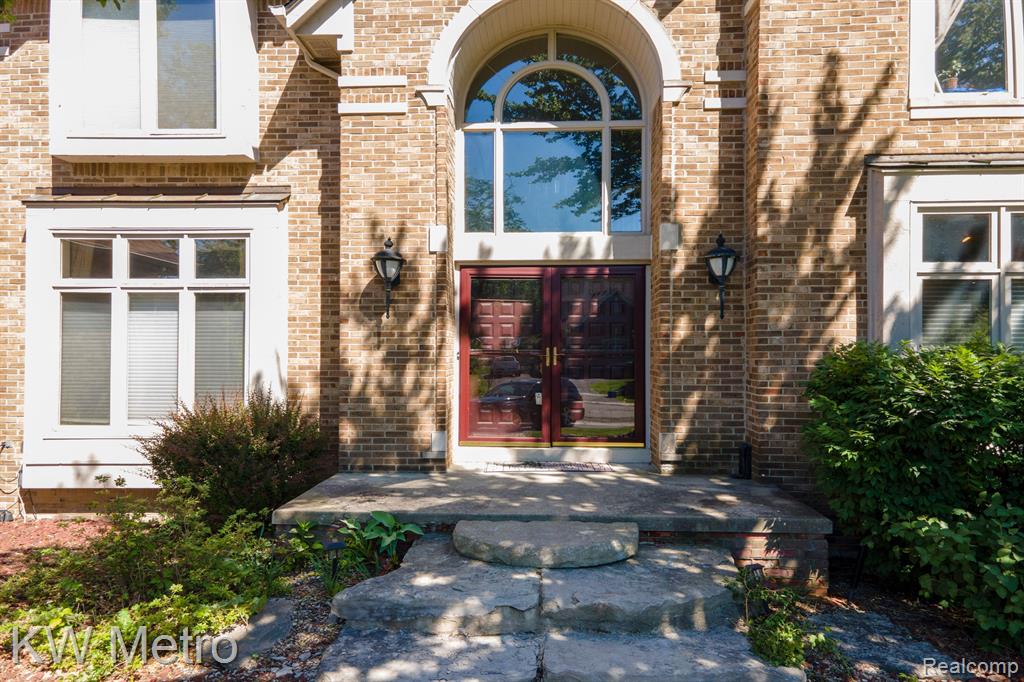 6657 Chelsea Bridge, West Bloomfield, MI — Photo 2