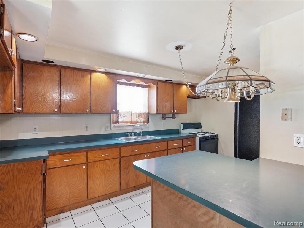 69 E Burdick Street, Oxford, MI 48371 — Photo 10