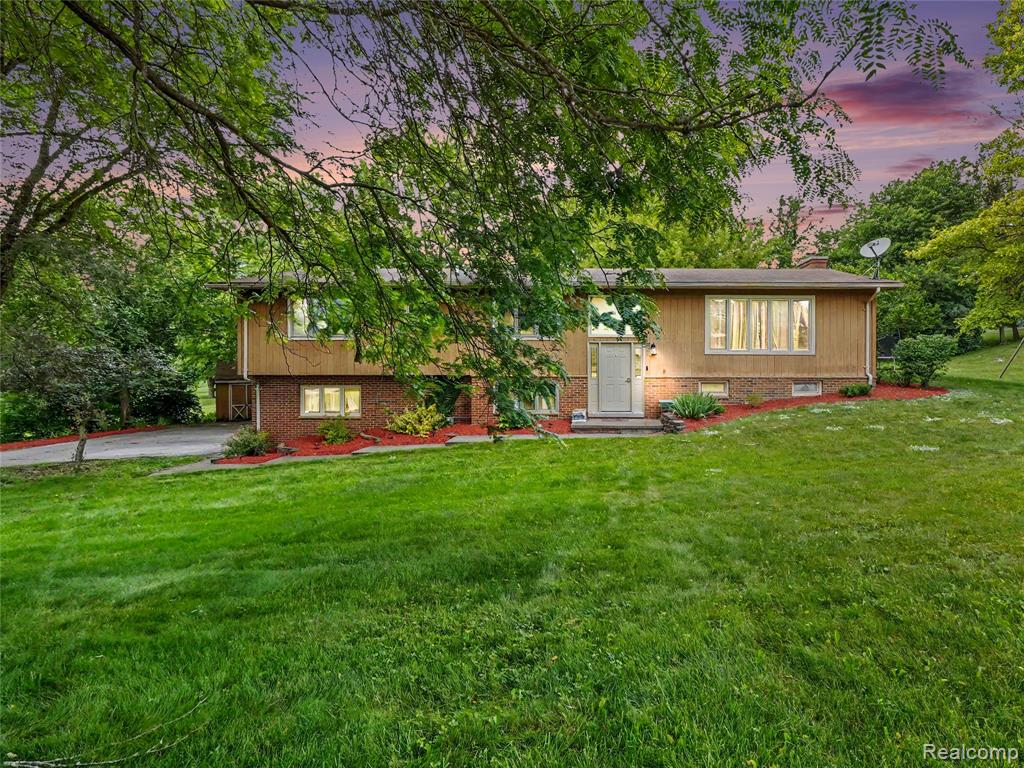 8614 Meadowland Court, Saline, MI 48176 — Photo 2