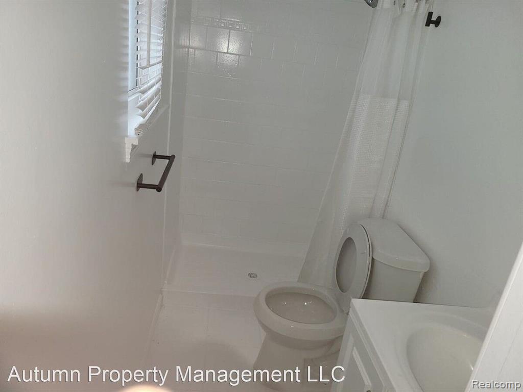 8475 ESSEX Avenue, Warren, MI 48089 — Photo 8