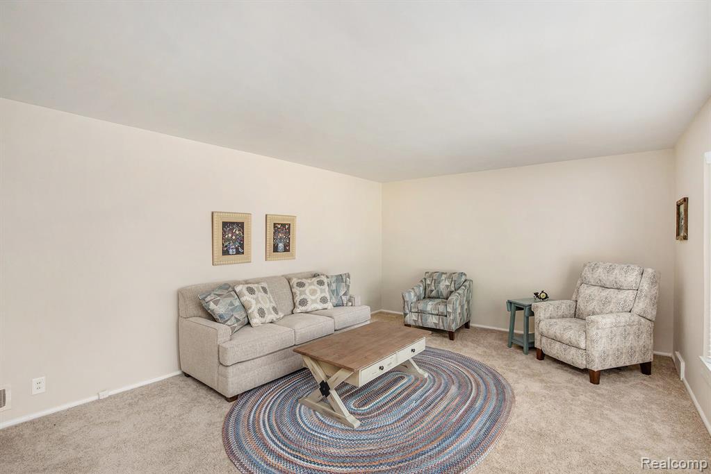702 E Maple Street, Holly, MI 48442 — Photo 4