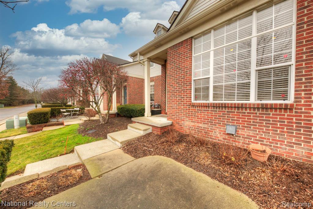 6104 JASMINE Drive, Walled Lake, MI 48390 — Photo 3