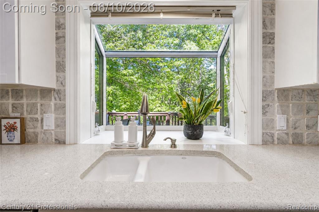 425 Cherry Grove Lane, Walled Lake, MI 48390 — Photo 22