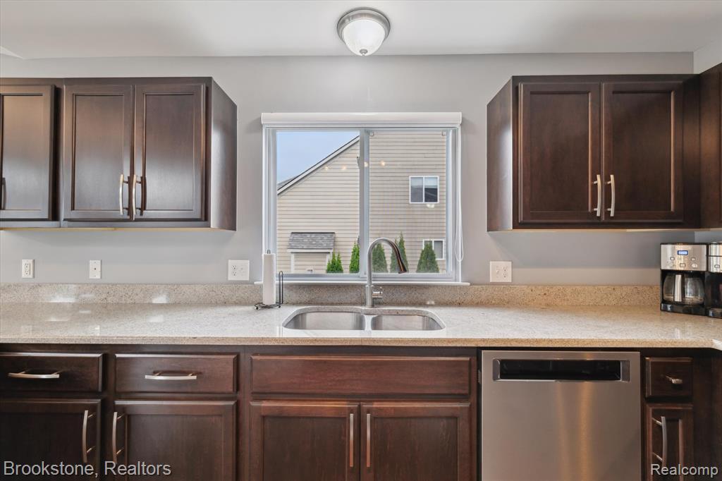 7422 S Village Drive, Clarkston, MI — Photo 18