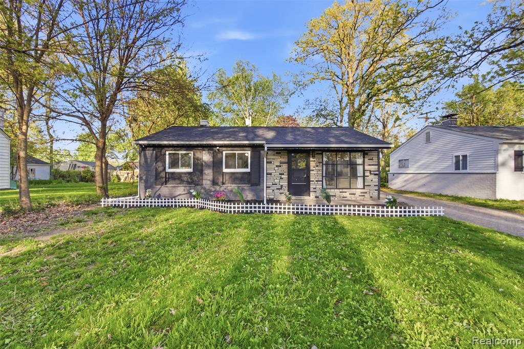28032 FAIRFAX Street, Southfield, MI 48076