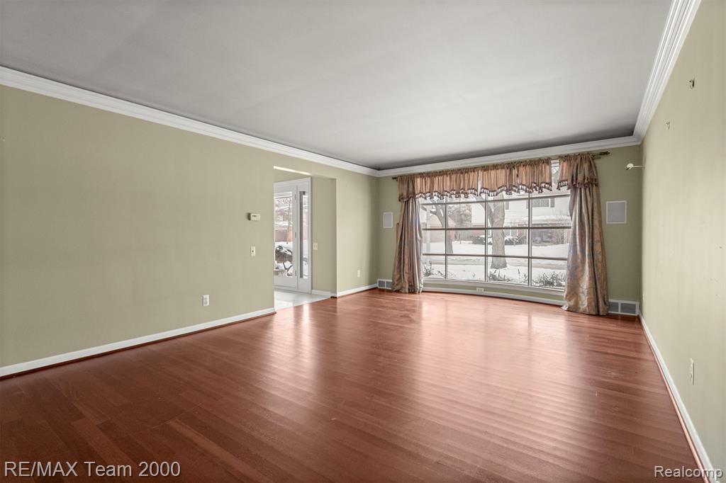 741 Briarcliff Drive, Grosse Pointe Woods, MI 48236 — Photo 10