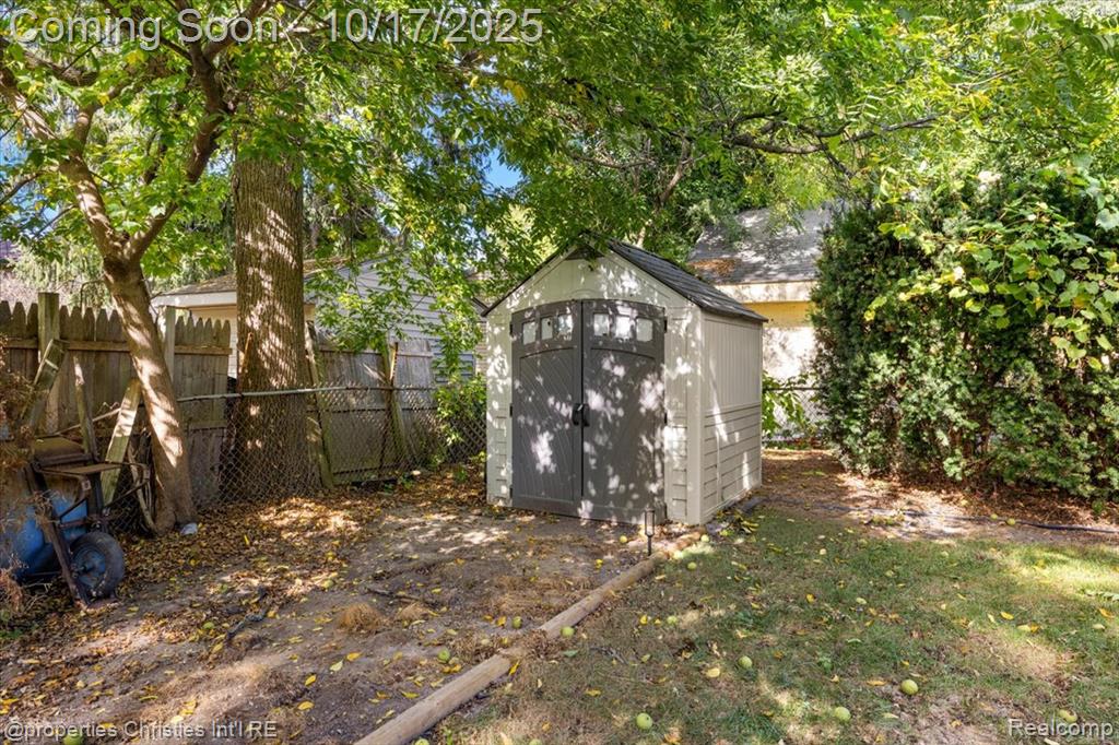3076 Pridham Street, Keego Harbor, MI 48320 — Photo 7