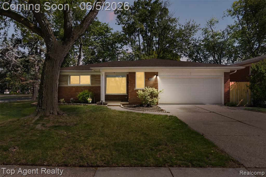 29492 Geraldine Drive, Warren, MI 48093