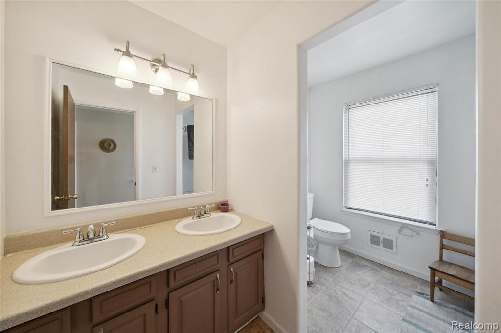8312 LAKEVIEW Drive, Ypsilanti, MI 48198 — Photo 16